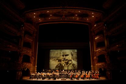 La Grn Orquesta del Liceu interpreta la décima sinfonía de Shostakóvich. Al fondo, la película de animación de Kentridge. / DAVID RUANO