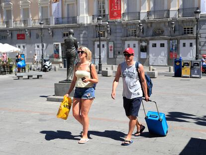 Dos turistas en la plaza de Santa Ana de Madrid, el 1 de septiembre de 2022.