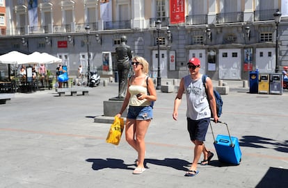 Dos turistas en la plaza de Santa Ana de Madrid, el 1 de septiembre de 2022.