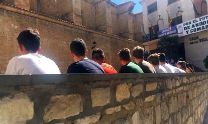 Compañeros de Ismael se concentran en la plaza del Ayuntamiento de Andorra (Teruel), este jueves.