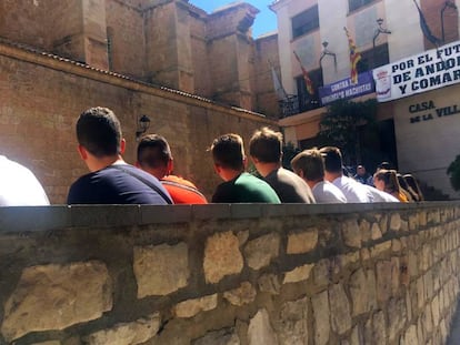 Compañeros de Ismael se concentran en la plaza del Ayuntamiento de Andorra (Teruel), este jueves.