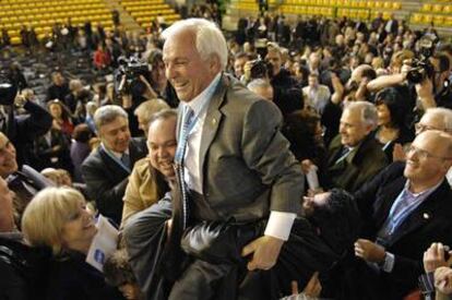 Militantes del PP aúpan a José Luis Baltar Pumar ante la mirada de su hijo (a la derecha).