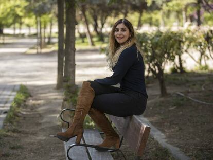 La asesora de Podemos Dina Bousselham, en un parque de Carabanchel.
