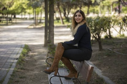 La asesora de Podemos Dina Bousselham, en un parque de Carabanchel.