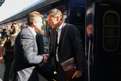 El presidente del Gobierno español, Pedro Sánchez (derecha), era recibido a su llegada este sábado a la estación de Kiev, en el primer día de la presidencia española de la Unión Europea.