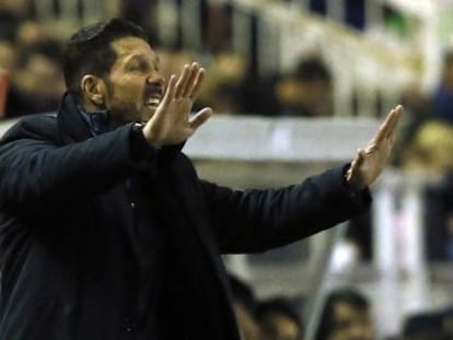 Simeone gesticula durante el encuentro en Vallecas.