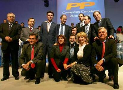 Los candidatos del PP. De pie: Imbroda (Melilla), Vivas (Ceuta), Soria (Canarias), Camps (Comunidad Valenciana), Diego (Cantabria), Sanz (La Rioja), Herrera (Castilla y León). Agachados: Sánchez (Asturias), Cospedal (Castilla-La Mancha), Rajoy, Floriano (Extremadura), Aguirre (Madrid) y Alcalde (Aragón).