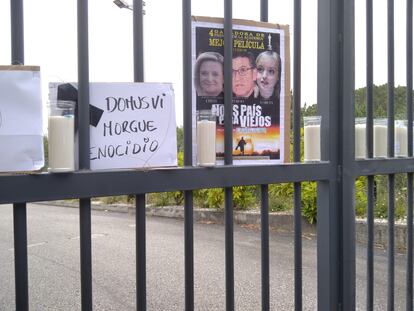 Carteles de protesta ante la residencia del grupo DomusVi en Aldán, donde murieron 38 ancianos por coronavirus.