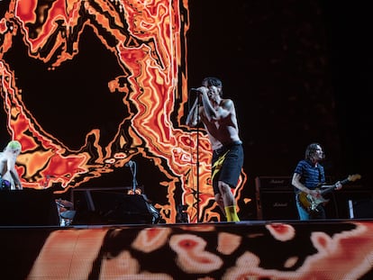 La banda californiana Red Hot Chili Peppers durante el concierto en el estadio Olímpico, en Barcelona.