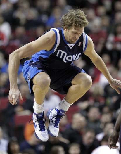 Dirk Nowitzki, de los Mavericks, calienta antes del duelo ante Portland.