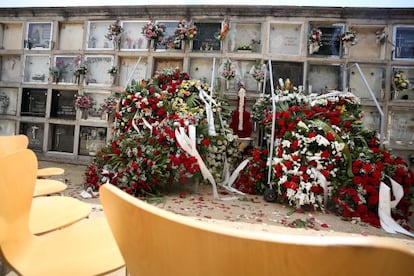 La guitarra de flores y numerosas coronas y ramos rodearon el nicho en el que fue enterrado Peret.