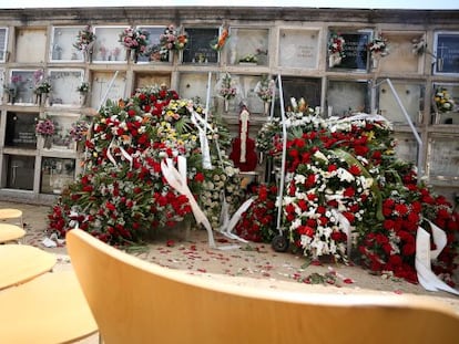 La guitarra de flores y numerosas coronas y ramos rodearon el nicho en el que fue enterrado Peret.