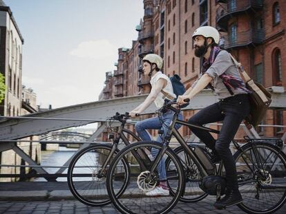 Dos usuarios de bicicleta eléctrica.