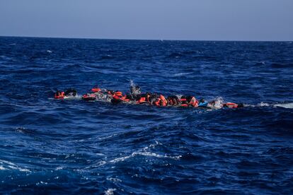 La embarcación con 47 personas a bordo se hundió cuando estaba siendo rescatada por la tripulación del 'Astral'. Todos los migrantes han sobrevivido al naufragio. 