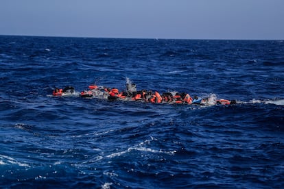 La embarcación con 47 personas a bordo se hundió cuando estaba siendo rescatada por la tripulación del 'Astral'. Todos los migrantes han sobrevivido al naufragio. 