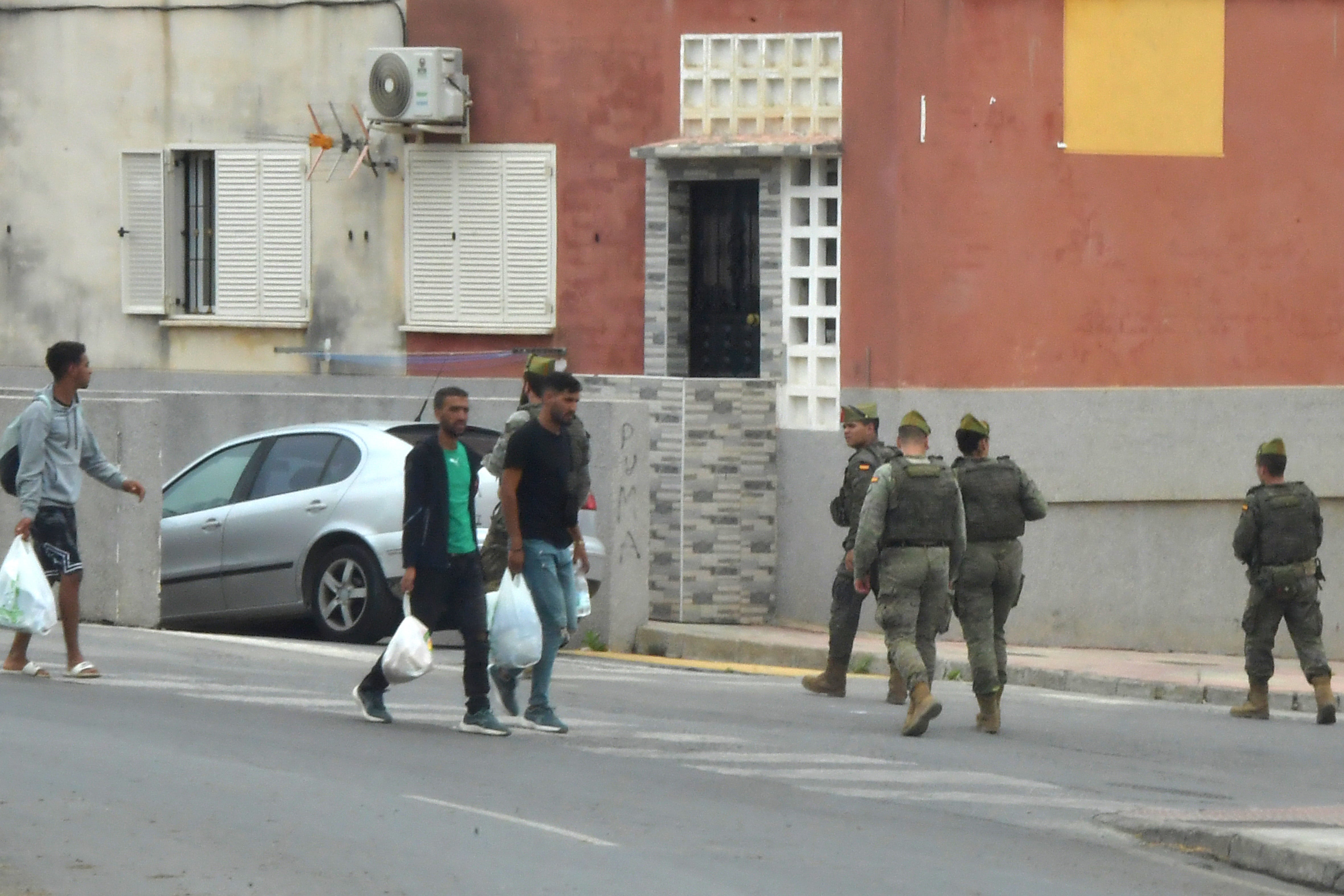 Soldados de la legión vigilando la barriada de Loma Colmenar este sábado