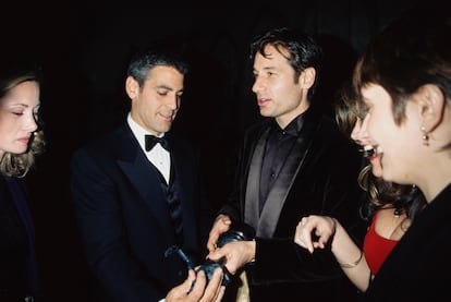 Celine Balitran, George Clooney y David Duchovny en una fiesta en 1997.