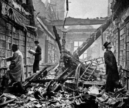 Una biblioteca de Londres despr&eacute;s d&rsquo;un bombardeig a la Segona Guerra Mundial.