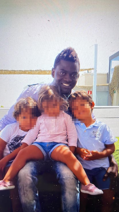 Mamady Diallo con los tres hijos de Javier Muñoz-Calero en una imagen cedida por ellos.