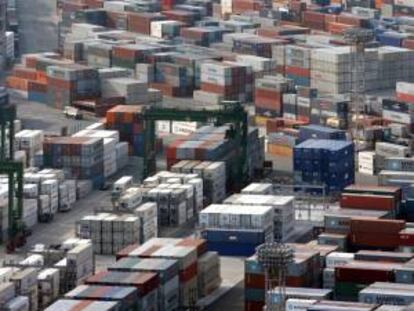 Pilas de contenedores en Sinseondae Pier, el puerto más grande de Corea del Sur en la ciudad de Busán. EFE/Archivo