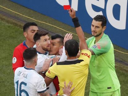 Messi ve la tarjeta roja en el encuentro Argentina-Chile de la Copa América.