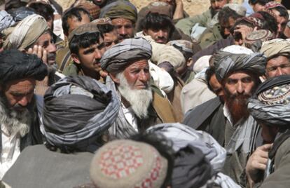 Miembros de la 'shura' se reúnen en Showal, en la provincia de Helmand