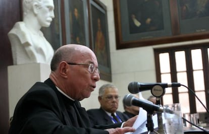 Carlos Manuel de C&eacute;spedes, durante su discurso de entrada en la Academia Cubana de la Lengua, en 2005.