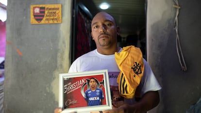 Cristiano Esmério exibe foto do filho e a camisa que ele usava na base rubro-negra.