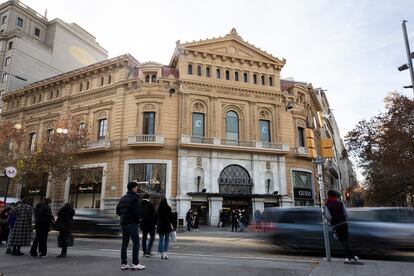 Fachada del histórico cine Comedia de Barcelona, en enero.