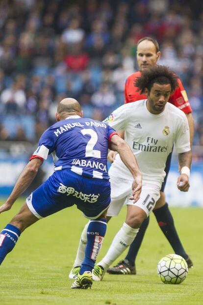 Pepe del Real Madrid frente a Manuel Pablo en una jugada.