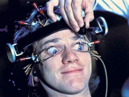 <b>Malcolm McDowell, en su papel de Alex DeLarge en <i>La naranja mecánica,</i> sometido a un intensivo de imágenes ultraviolentas para <i>curarse</i> de su comportamiento agresivo.</b>