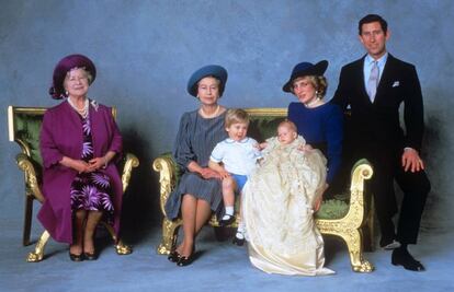 La foto oficial tomada tras el bautizo de Enrique de Inglaterra,el segundo hijo de Carlos y Diana.