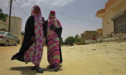 Las hermanas Magboula y Sahida Mohamed, en una calle de Nuakchot.