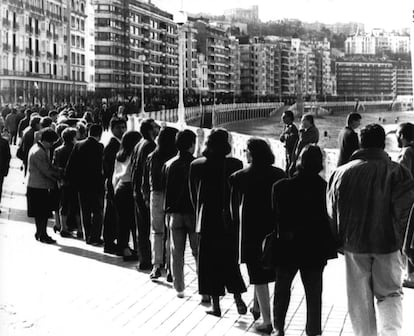 Más de diez mil personas participan en la 'cadena humana por la paz' el 31 de diciembre de 1989 en San Sebastián convocada por Gesto por la Paz.