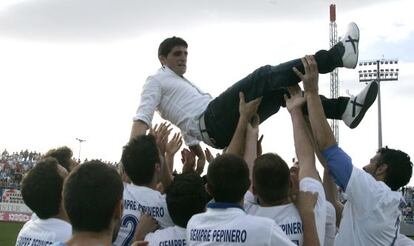 Los jugadores del Leganés mantean a Víctor tras salvar la categoría.