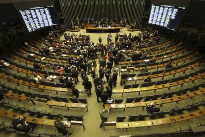 A maior parte da sessão plenária sobre a denúncia contra Michel Temer por corrupção passiva foi marcada por discursos dos deputados.