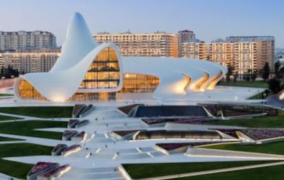 Centro Cultural Heydar Aliyev, levantado en Bakú (Azerbaiyán).