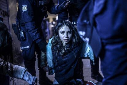 El turc Bulent Kilic ha guanyat en la categoria de notícies d'actualitat. La fotografia mostra una jove durant els disturbis entre els manifestants i la policia en una protesta després del funeral de l'adolescent Berkin Elvan el 12 de març del 2014 a Istanbul.