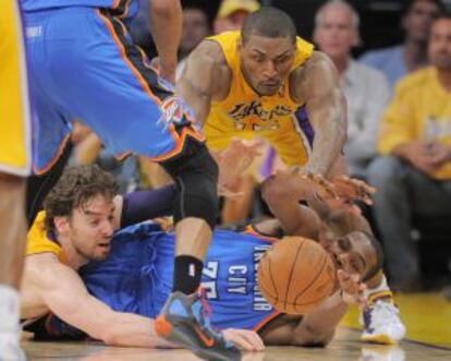 Pau Gasol (izq.) y Metta World Peace, de los Lakers, luchan un balón con Kevin Durant.