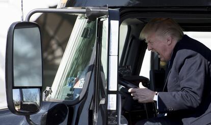 El presidente de los Estados Unidos, Donald Trump, gesticula en el interior de un camión durante un acto en la Casa Blanca en Washington, el 23 de marzo de 2017.