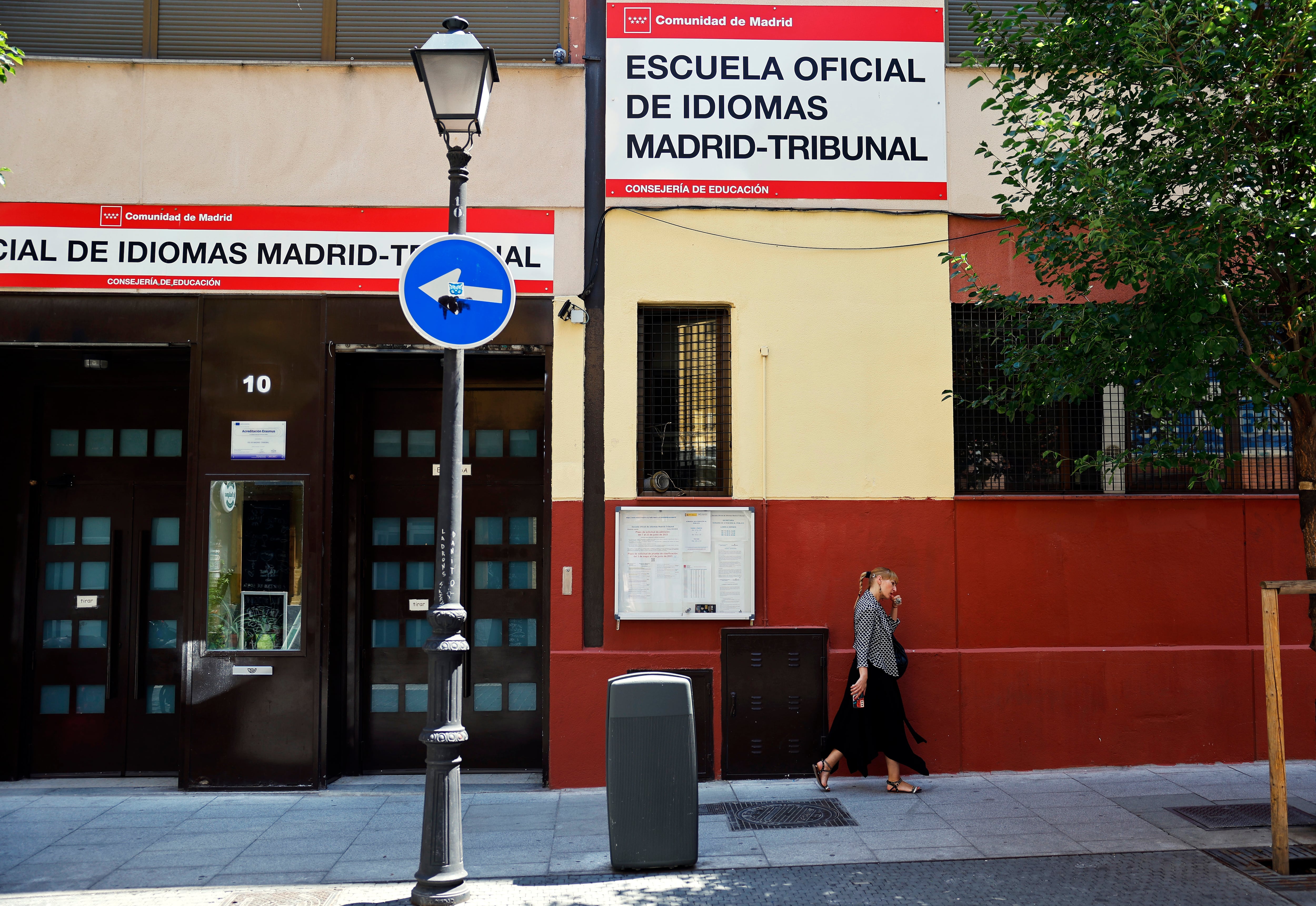 Entrada de la Escuela Oficial de Idiomas Madrid-Tribunal el 26 de junio de 2023. 