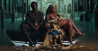 Los músicos Jay Z y Beyoncé, en un fotograma del videoclip 'Apeshit', rodado en el Museo del Louvre. 