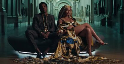 Os músicos Jay Z e Beyoncé, em um fotograma do clipe ‘Apeshit’, rodado no Museu do Louvre.