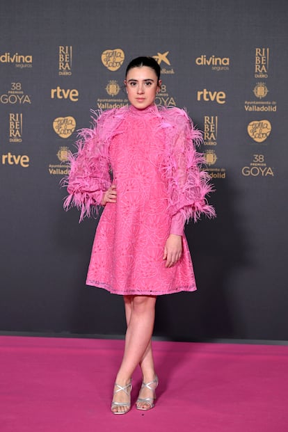 María Cerezuela, que ganó el Goya a actriz revelación en 2022 por 'Maixabel', llega a la alfombra con vestido rosa con detalles de plumas de la firma Eder Aurre.