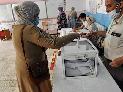 Una mujer deposita su voto este sábado, en un colegio electoral a las afueras de Argel.