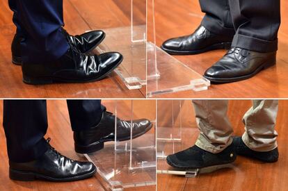 Los zapatos de Alberto Rivera, Mariano Rajoy, Pedro Sánchez y Pablo Iglesias, durante distintas ruedas de prensa.