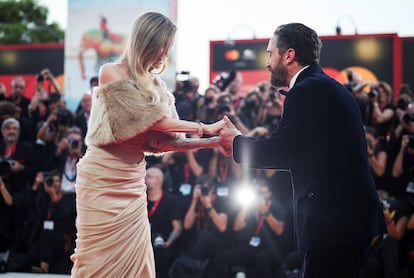 Angelina Jolie y Pablo Larraín se saludan antes de la sesión de gala de 'Maria', el jueves por la tarde en Venecia.