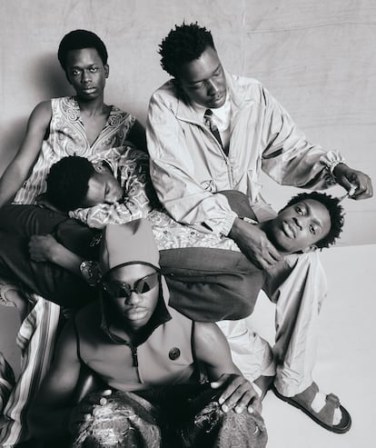 De izda. a dcha. y de arriba a abajo: Ibrahima Kome viste ETRO; Mohamed Ndiaye lleva Chaqueta y pantalón MAGLIANO, camisa MM6 y sandalias GEOX; Aliou Gueye viste ETRO; Pape Diaguee lleva prendas DOLCE & GABBANA y Pape Sarr, ACNE STUDIOS.