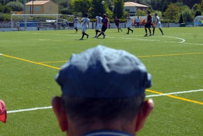 Imagen del partido que ayer disputaron el Pontevedra y el Dorneda en el campo de O Condús, en Oleiros.