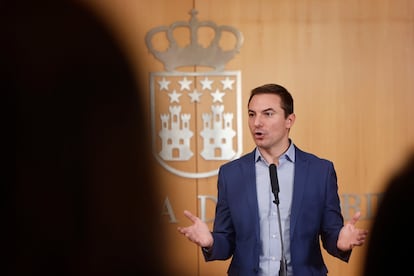 El portavoz del PSOE-M,  Juan Lobato, en rueda de prensa en la Asamblea de Madrid, el pasado jueves.